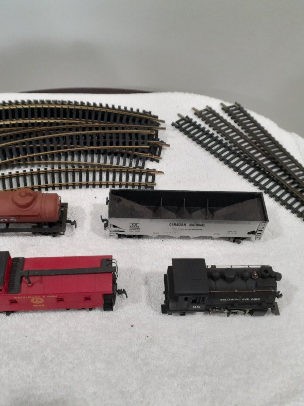 Rivarossi HO Scale Steam Locomotive, cars and track